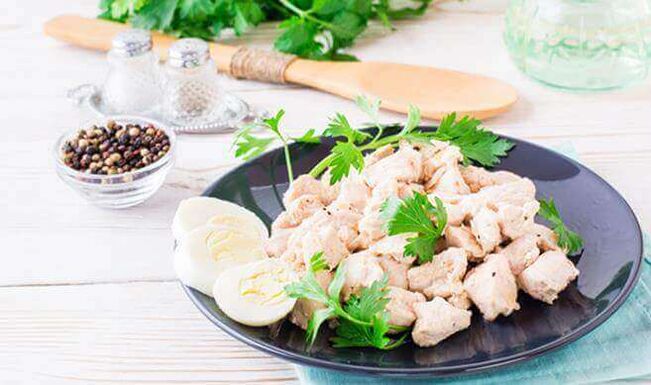 فيليه الدجاج المطبوخ في طباخ بطيء عشاء مغذي على نظام غذائي منخفض الكربوهيدرات